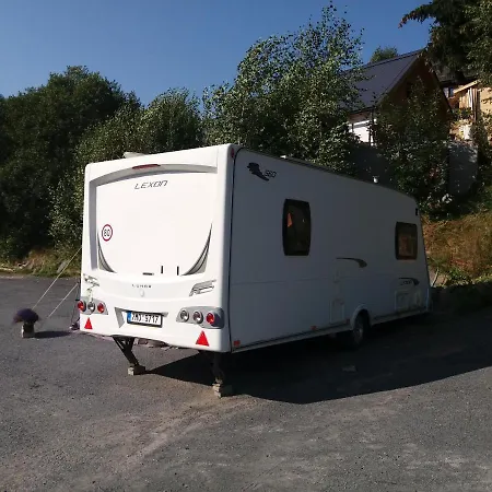 Kemp V Luxusním Karavanu *