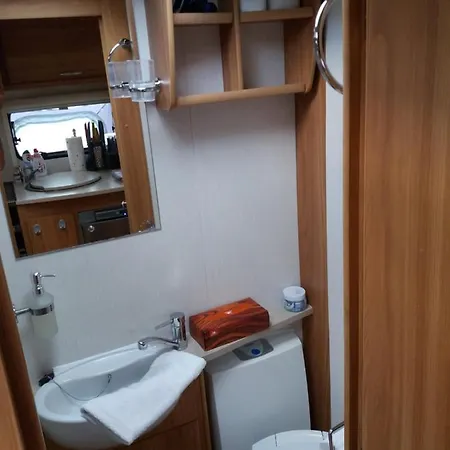 V Luxusním Karavanu *